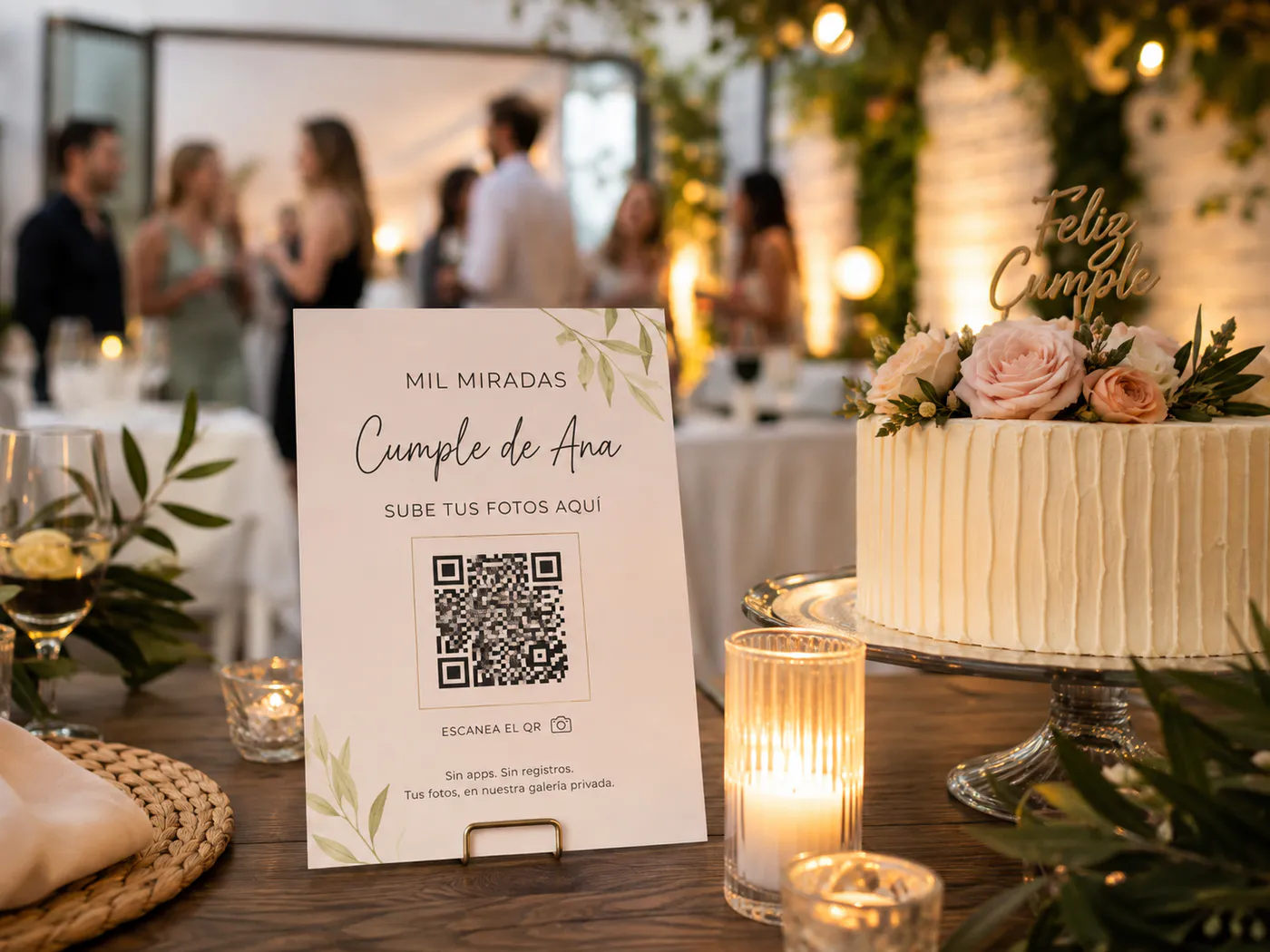Cartel de Mil Miradas con QR colocado junto a la tarta en una celebración de cumpleaños