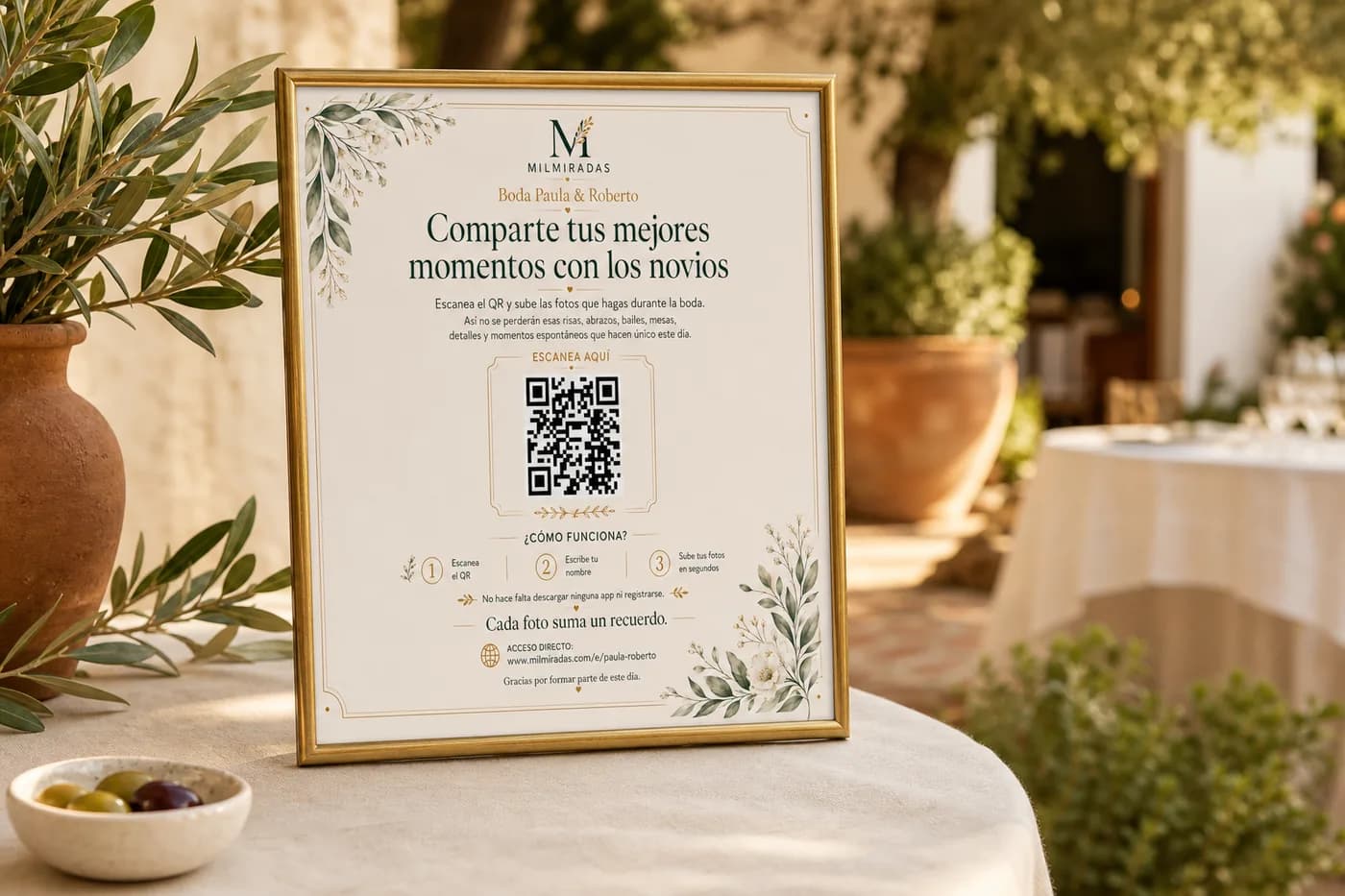 Cartel de acceso de Mil Miradas enmarcado en una celebración