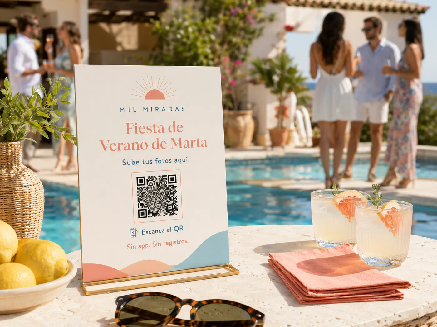 Cartel de Mil Miradas con QR colocado junto a una piscina durante una fiesta de verano